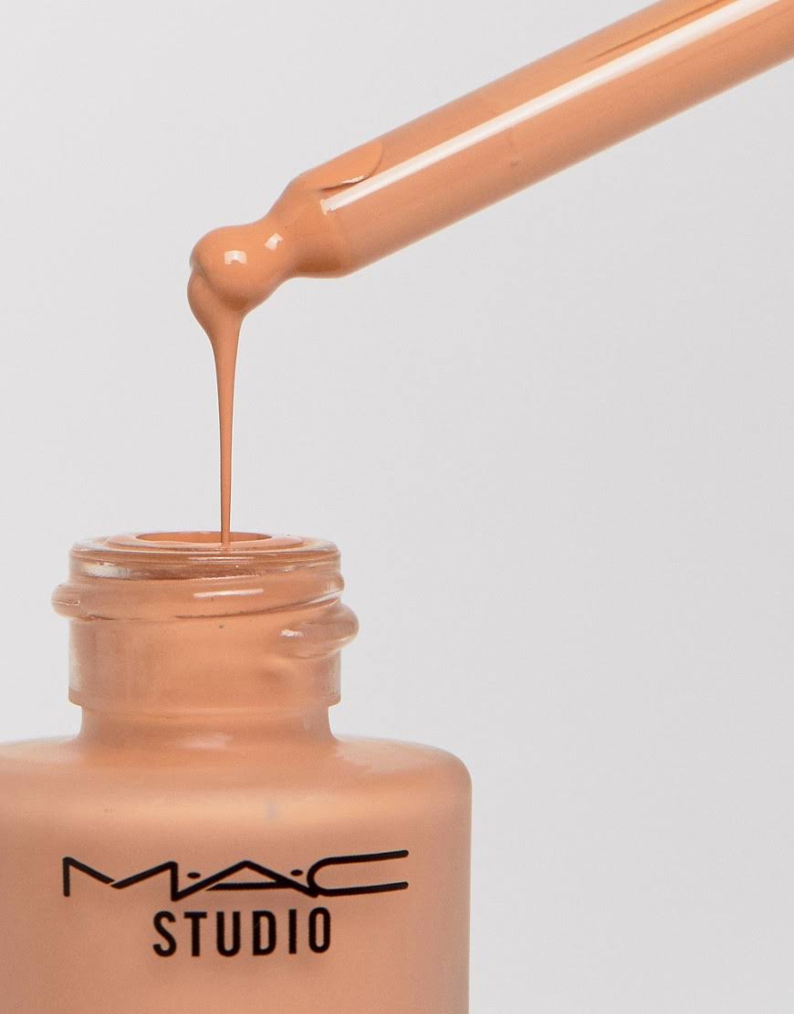 MAC Studio Waterweight Foundation SPF30 - NW22