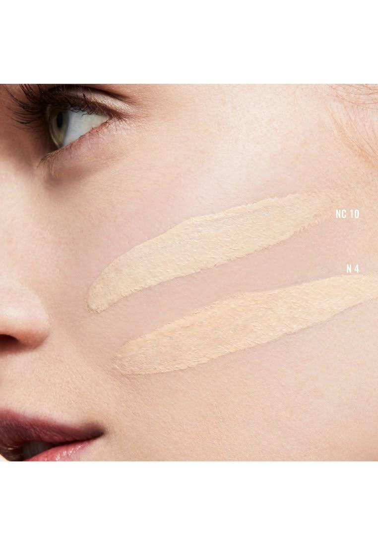 MAC Studio Fix Fluid Foundation SPF15 - NC10